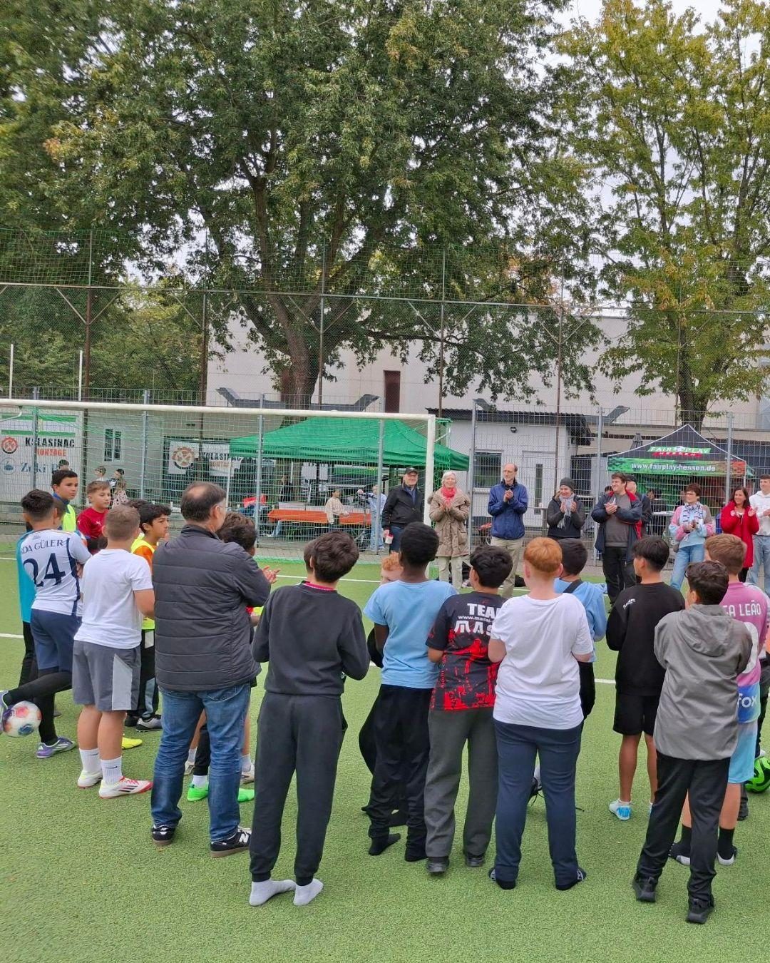 Großer Kreis vieler Menschen bei einer Mitmach-Aktion im Freien